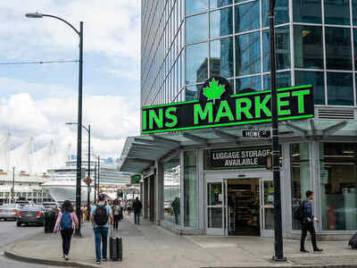 Luggage Storage near Vancouver Waterfront & Convention Center — luggage storage location